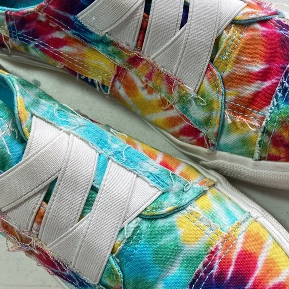 Blowfish Tie-Dye Sneakers with White Accents - Picture 3 of 6